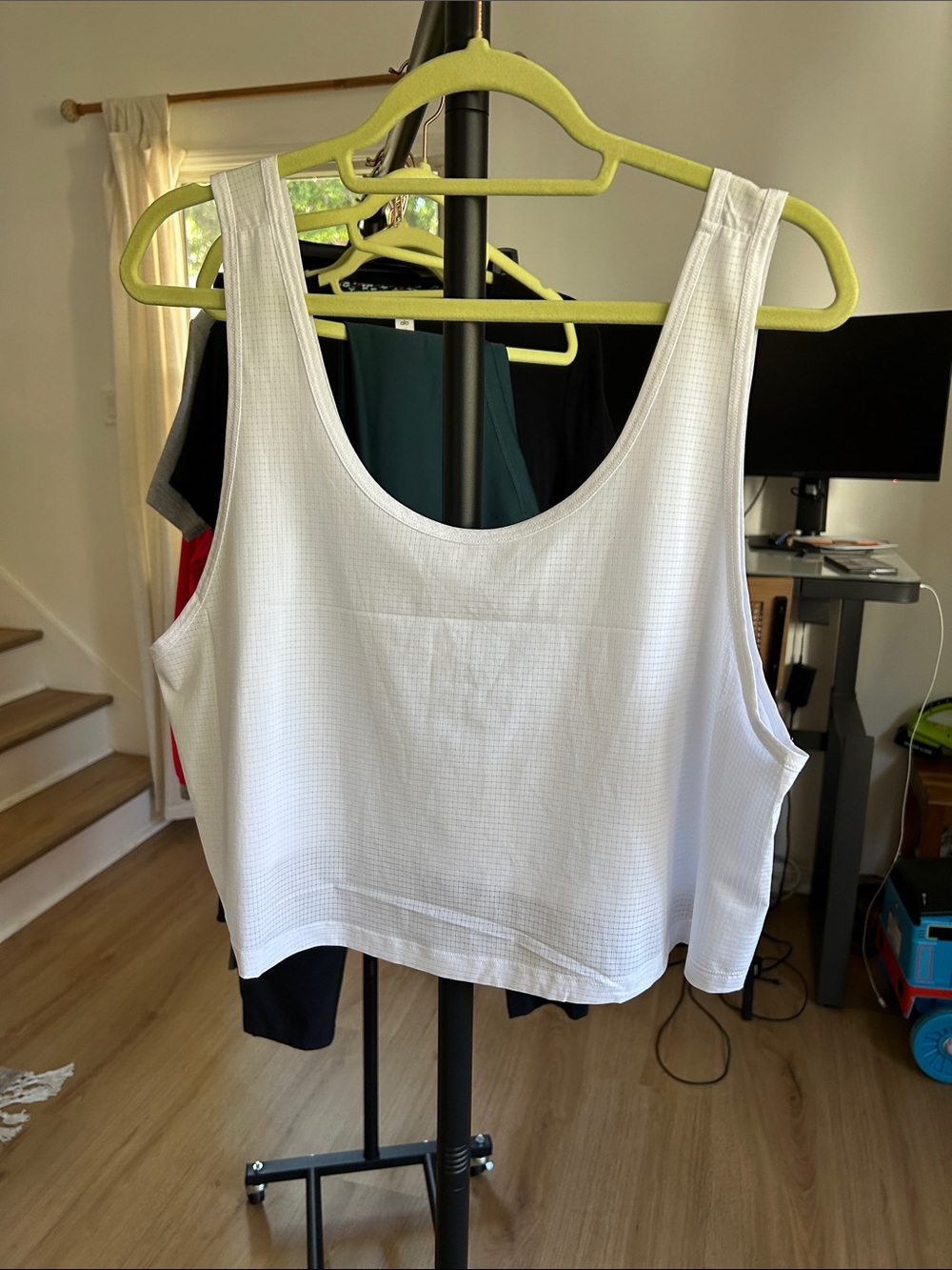 ALO Cropped Tank. Size Large. PTP 21”.